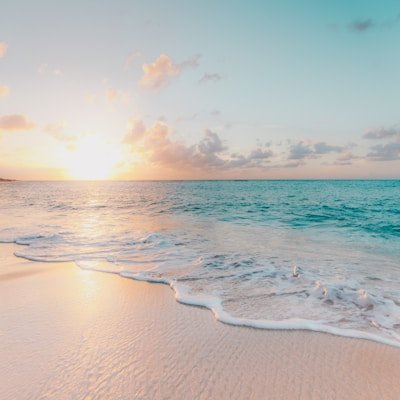 每日大瓜：某明星度假私人海滩照流出